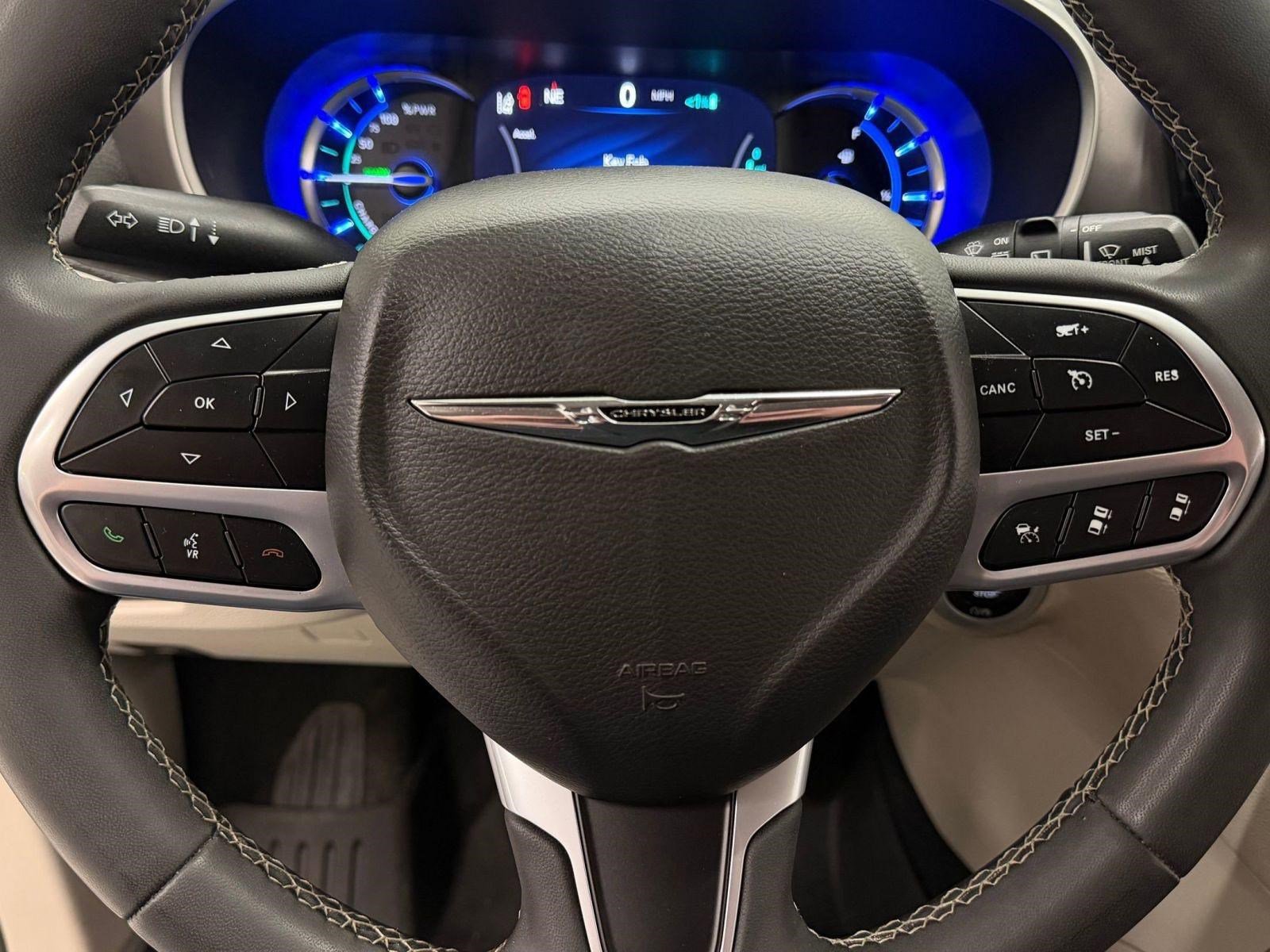 Used 2022 Chrysler Pacifica Touring-L image 14