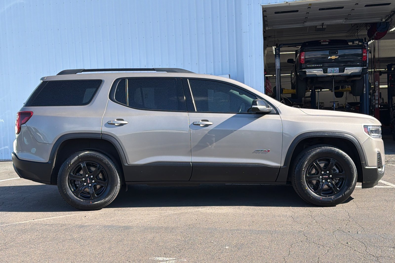 Used 2022 GMC Acadia AT4 w/ Technology Package AWD/4WD image 3