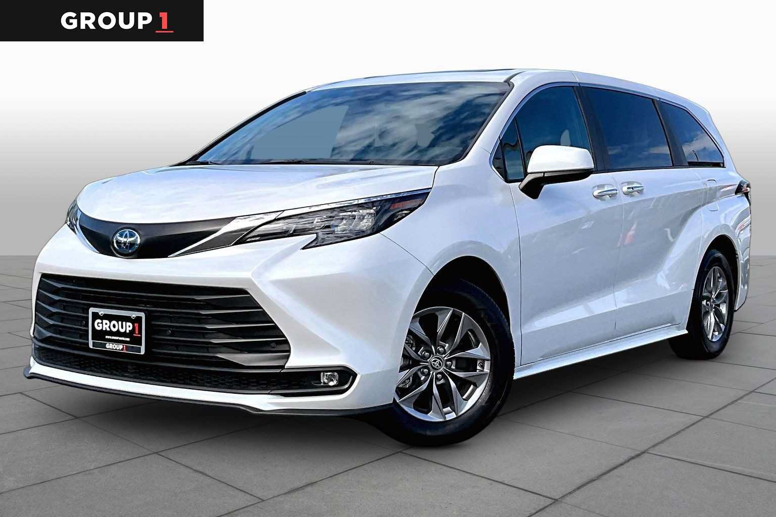 Used 2025 Toyota Sienna XLE FWD image 1