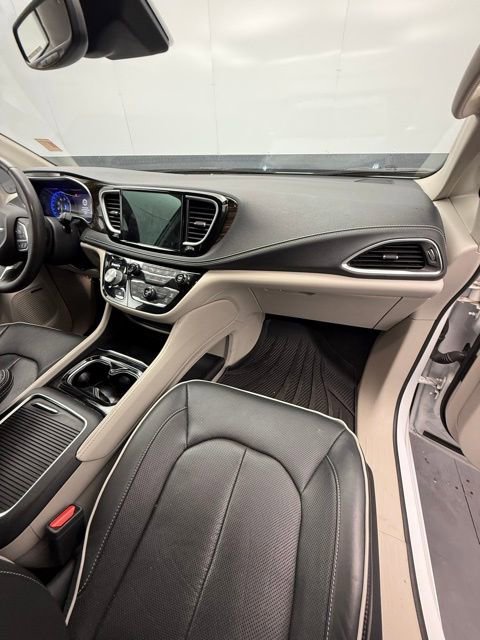 Used 2022 Chrysler Pacifica Limited FWD image 44
