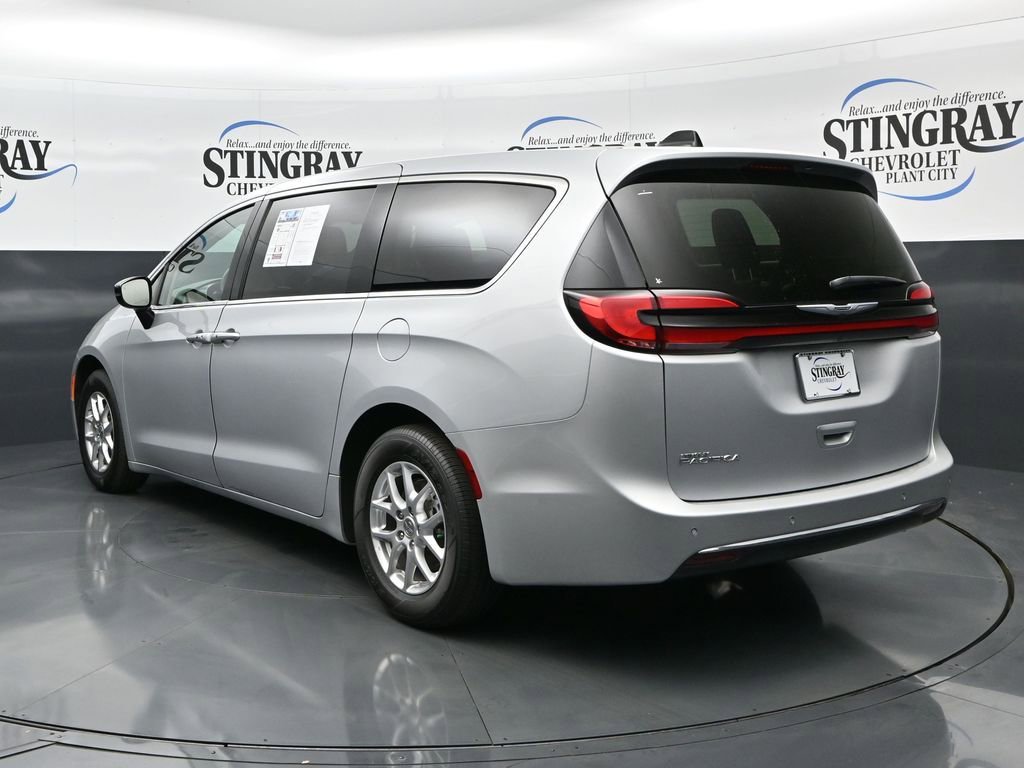 Used 2024 Chrysler Pacifica Touring-L image 5