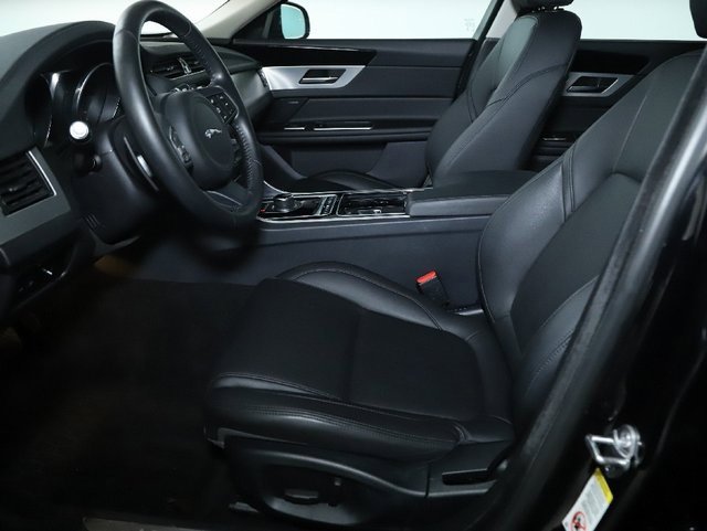 Used 2018 Jaguar XF Premium image 17