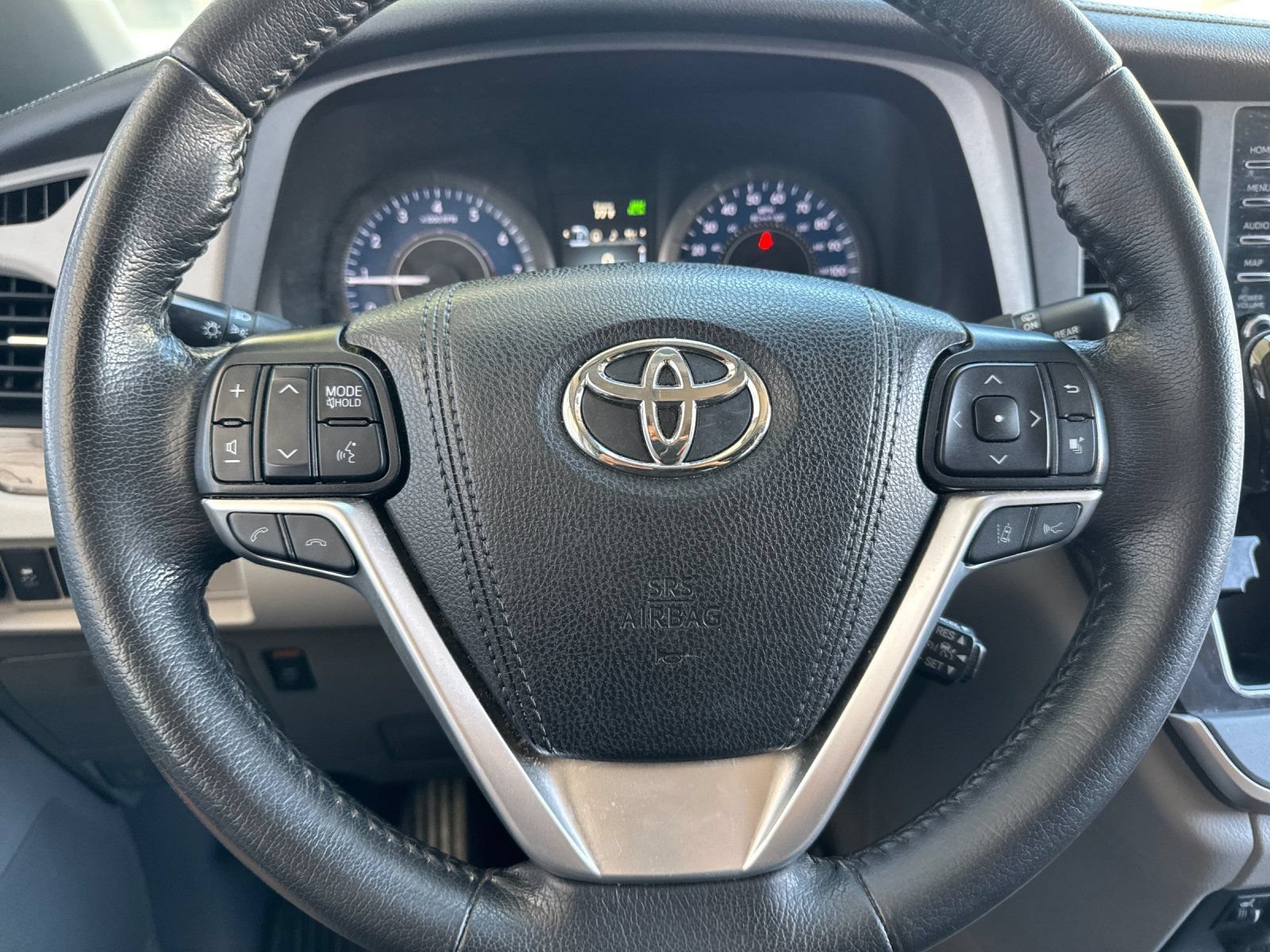 Used 2020 Toyota Sienna XLE w/ XLE Navigation Package FWD image 23