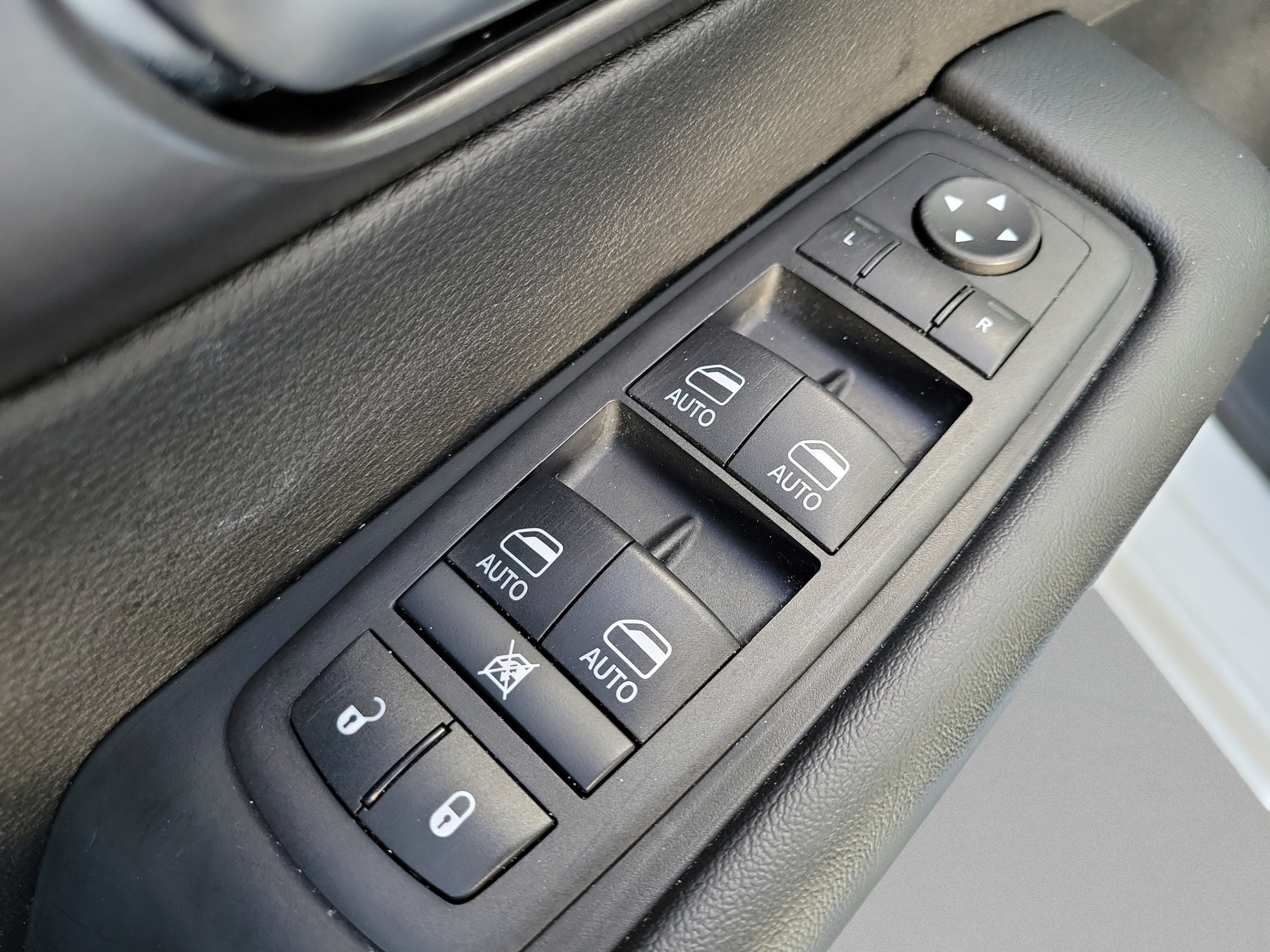 Used 2025 Chrysler Pacifica Select FWD image 17