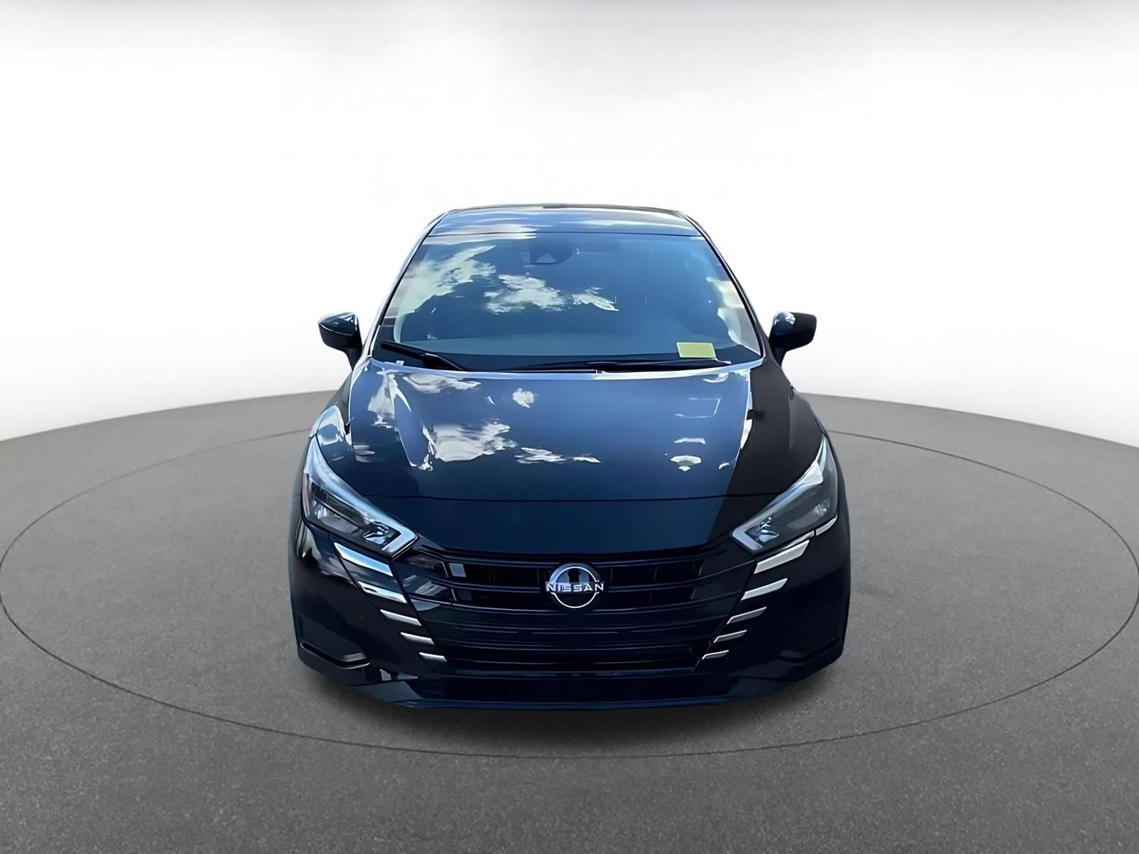 Used 2025 Nissan Versa SV image 4