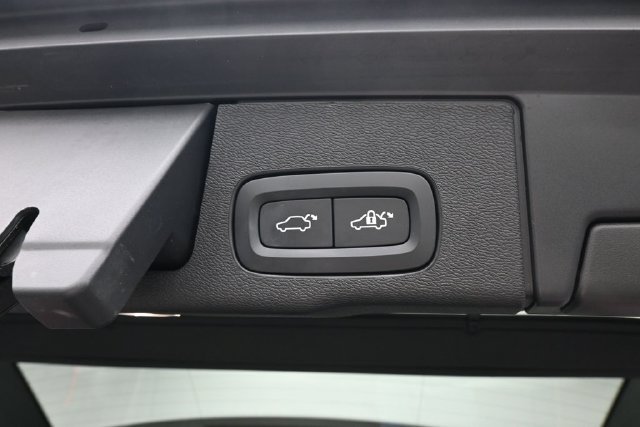 Used 2024 Volvo XC60 B5 Plus w/ Protection Package Premier AWD/4WD image 30