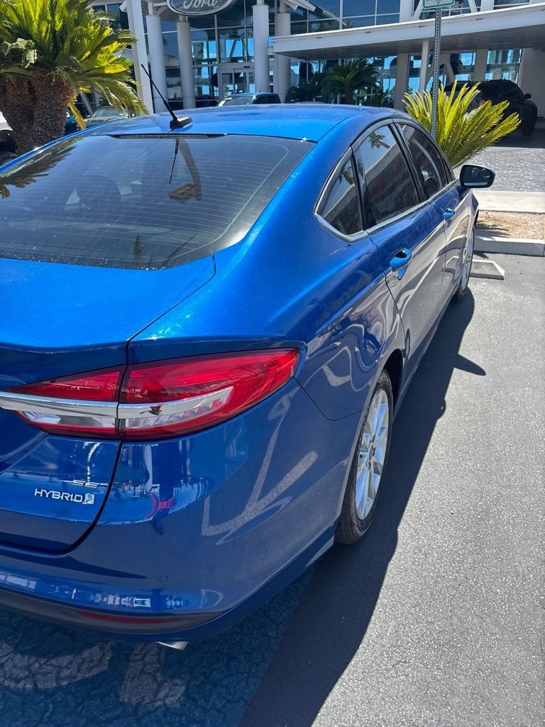 Used 2017 Ford Fusion SE FWD image 3
