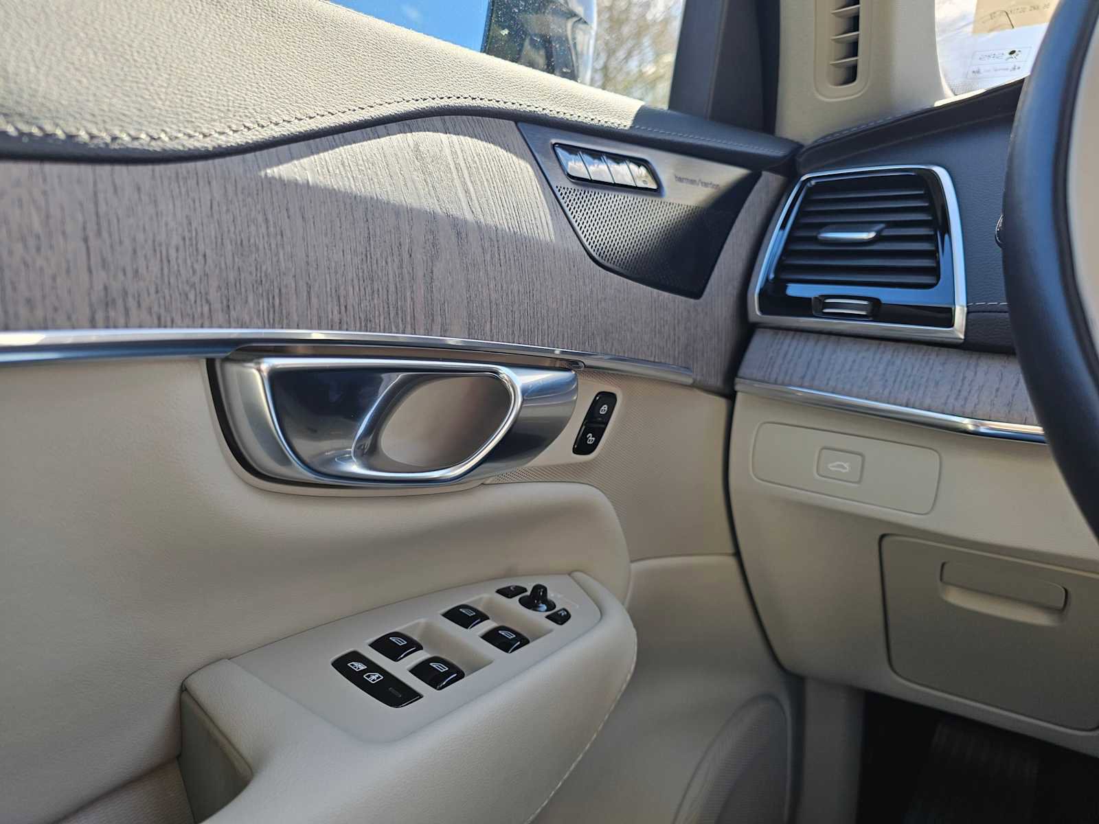 Certified 2023 Volvo XC90 B6 Ultimate w/ Protection Package Premier image 33