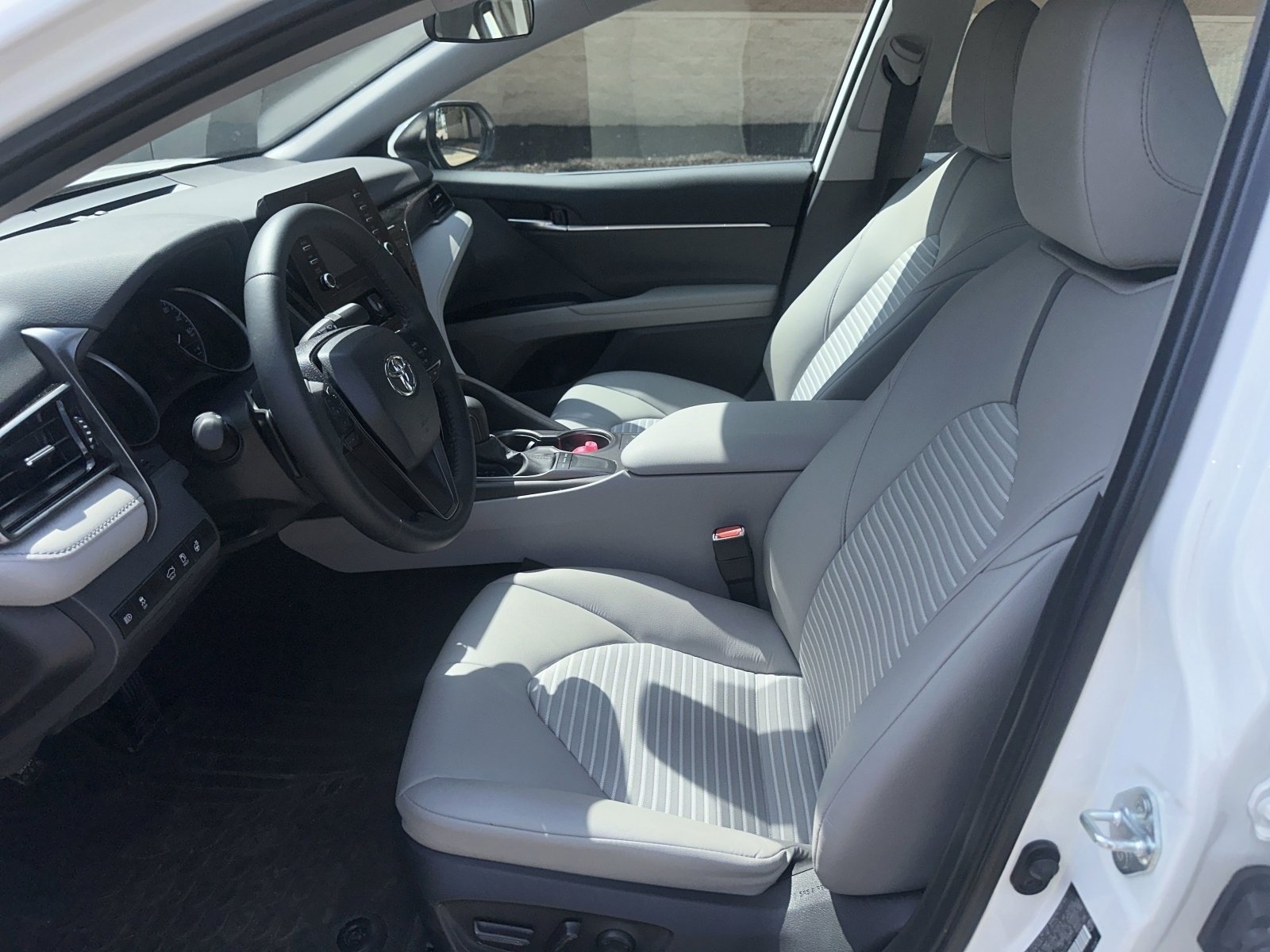 Used 2024 Toyota Camry SE w/ Cold Weather Package FWD image 6