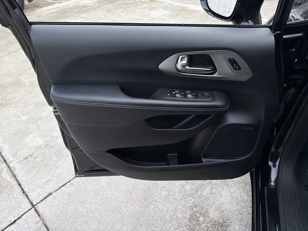 Used 2022 Chrysler Pacifica Limited w/ S Appearance Package FWD image 16