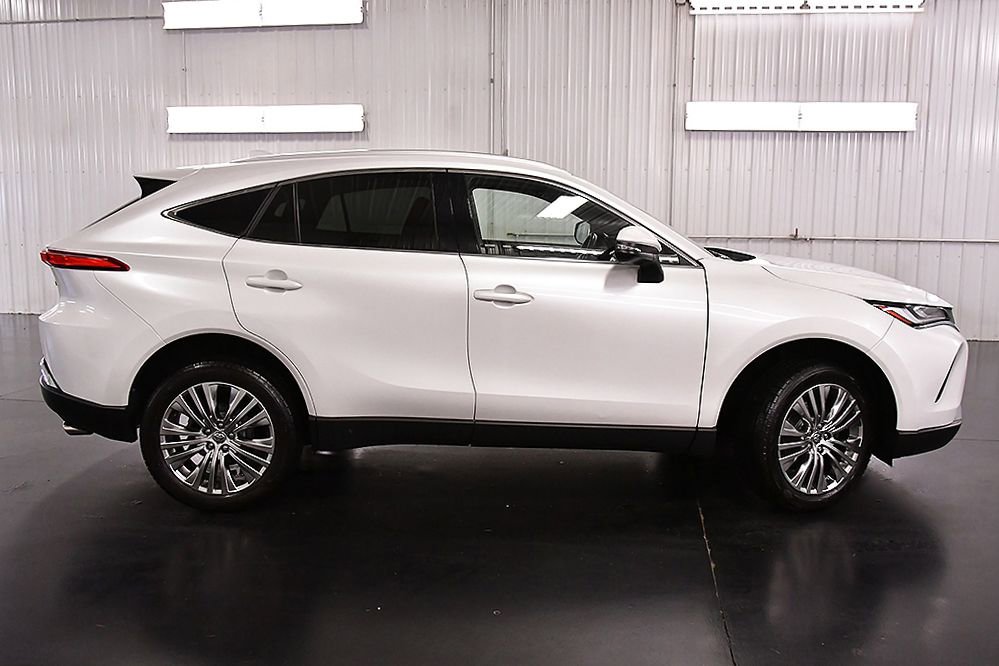 Used 2023 Toyota Venza XLE image 9