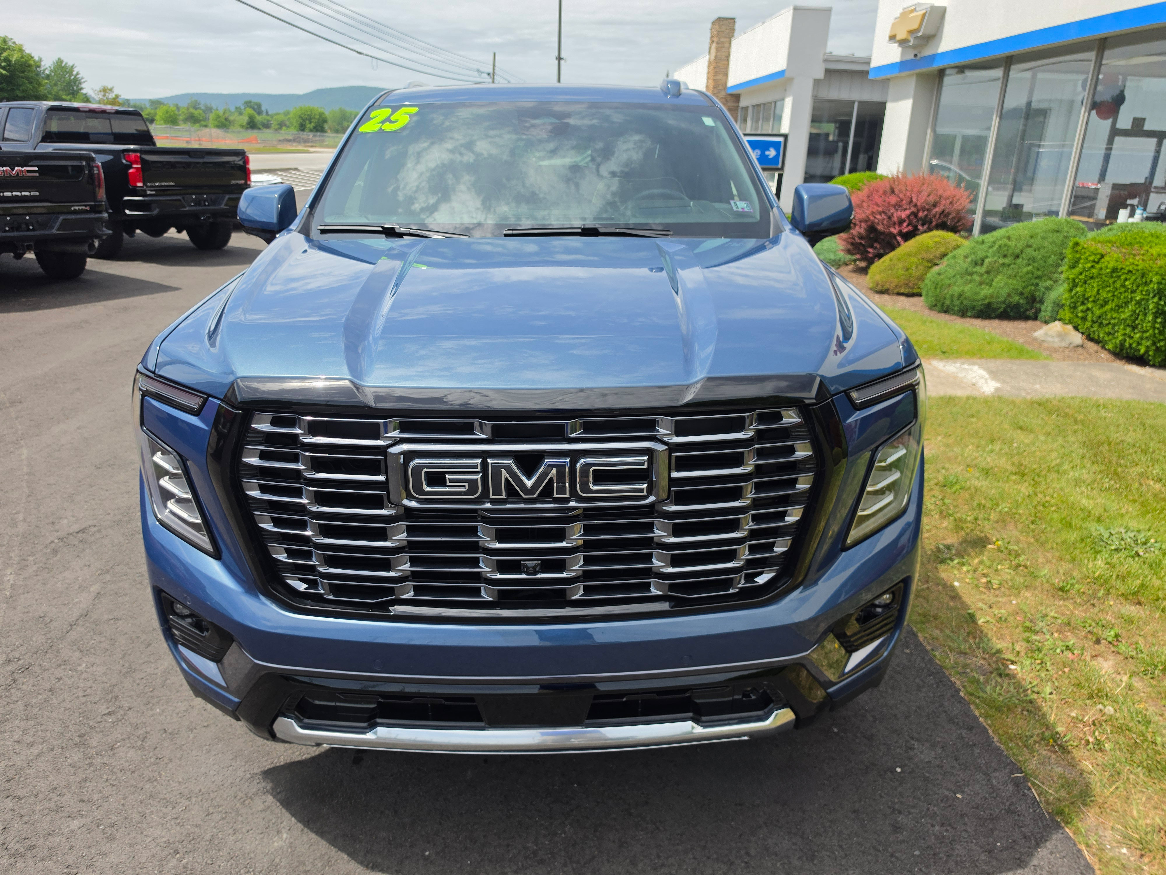 Used 2025 GMC Yukon Denali Ultimate AWD/4WD image 9