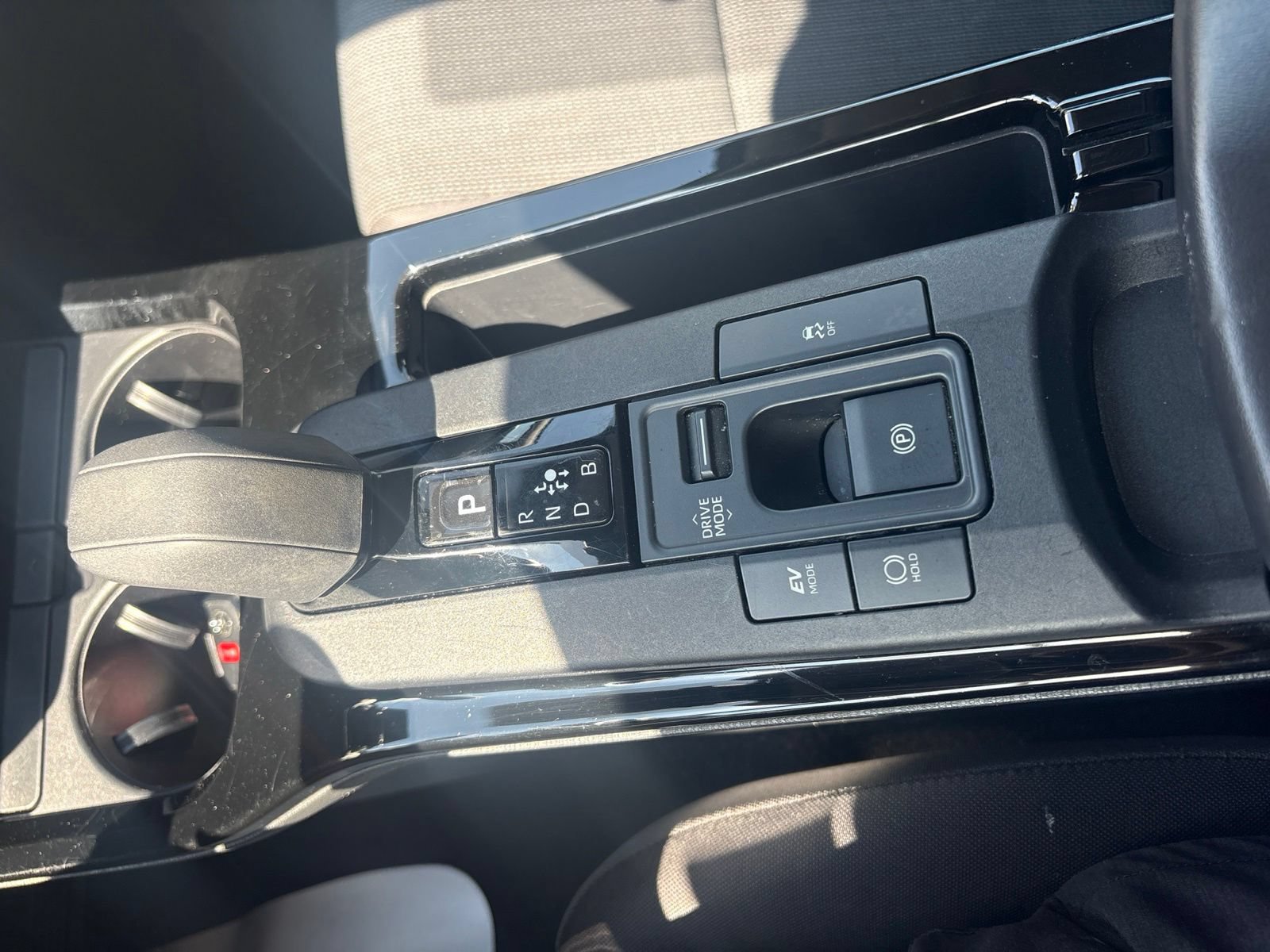 Used 2024 Toyota Prius LE FWD image 25