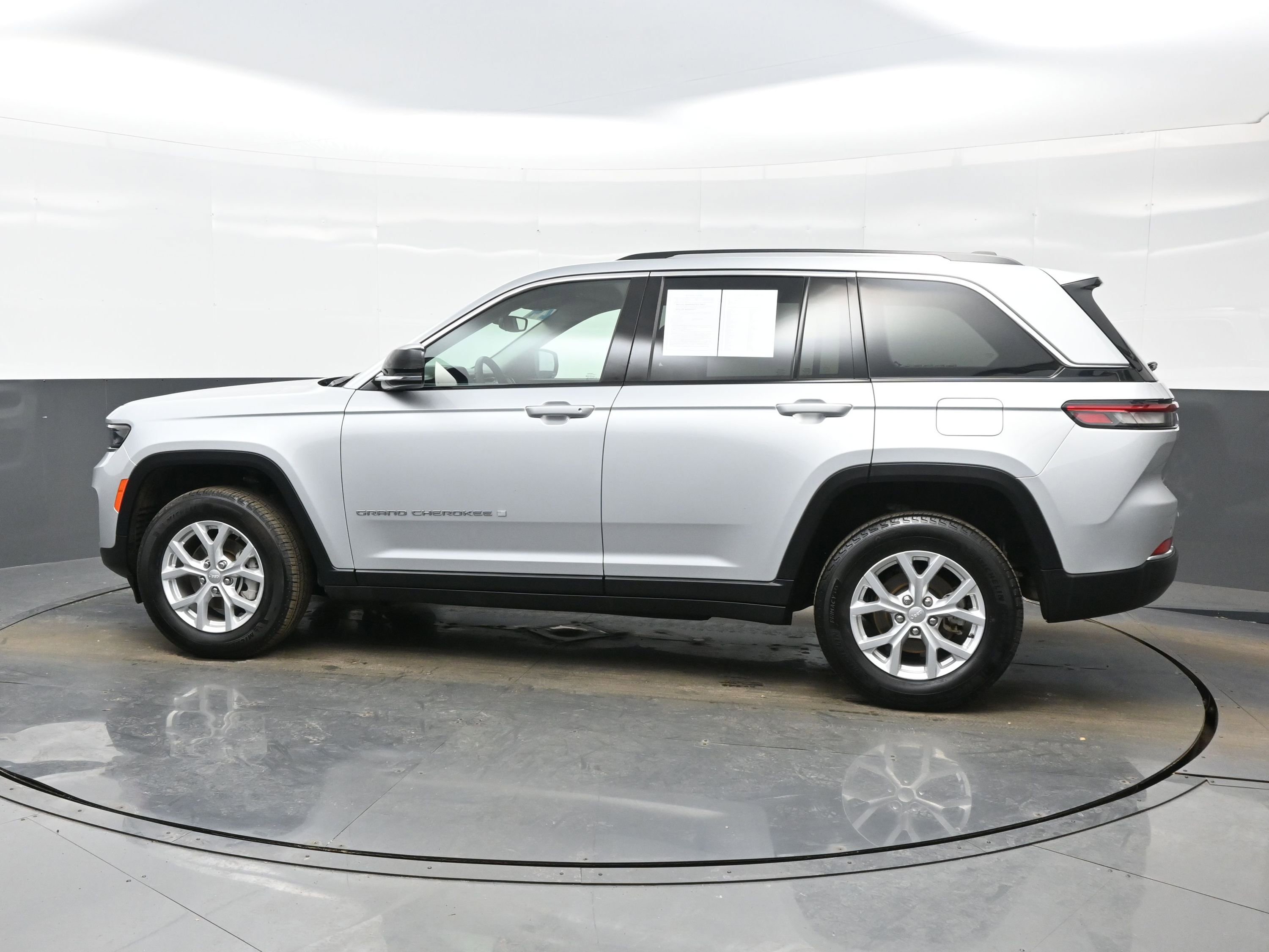 Used 2024 Jeep Grand Cherokee Limited image 3
