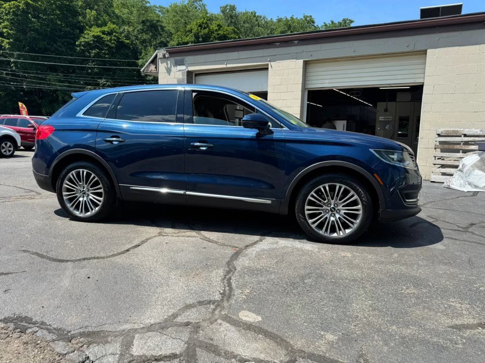 Used 2017 Lincoln MKX Reserve w/ Driver Assistance Package AWD/4WD image 4