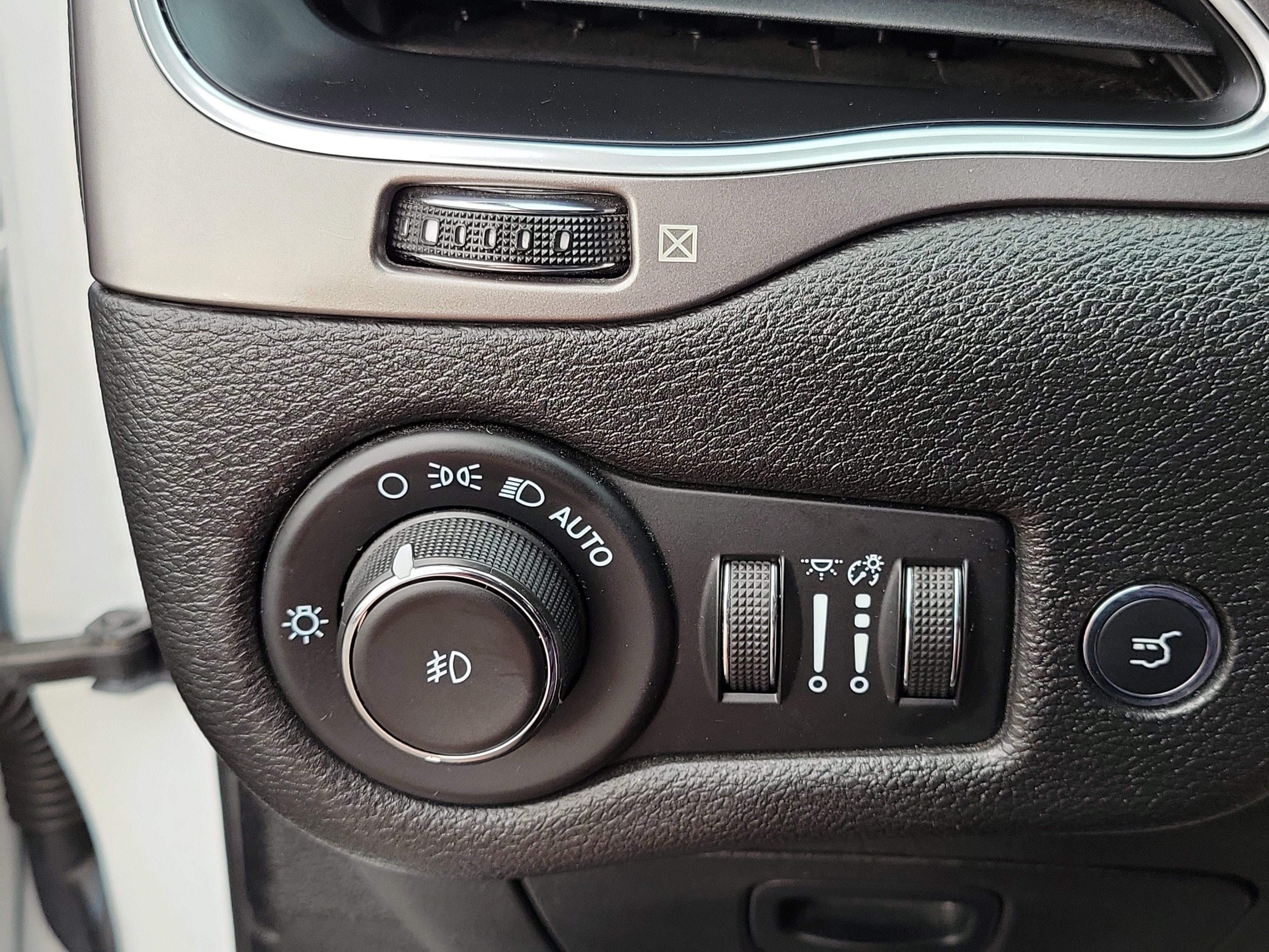 Used 2021 Jeep Cherokee Latitude Lux w/ Comfort/Convenience Group FWD image 12