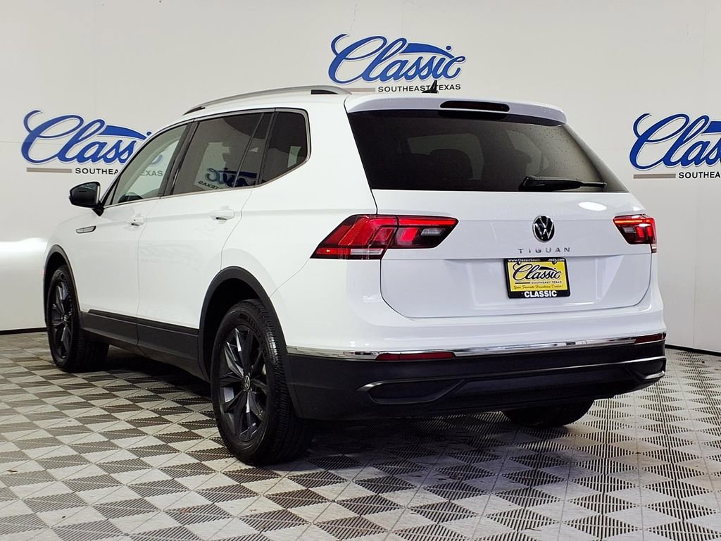 Used 2022 Volkswagen Tiguan SE w/ Panoramic Sunroof Package image 2