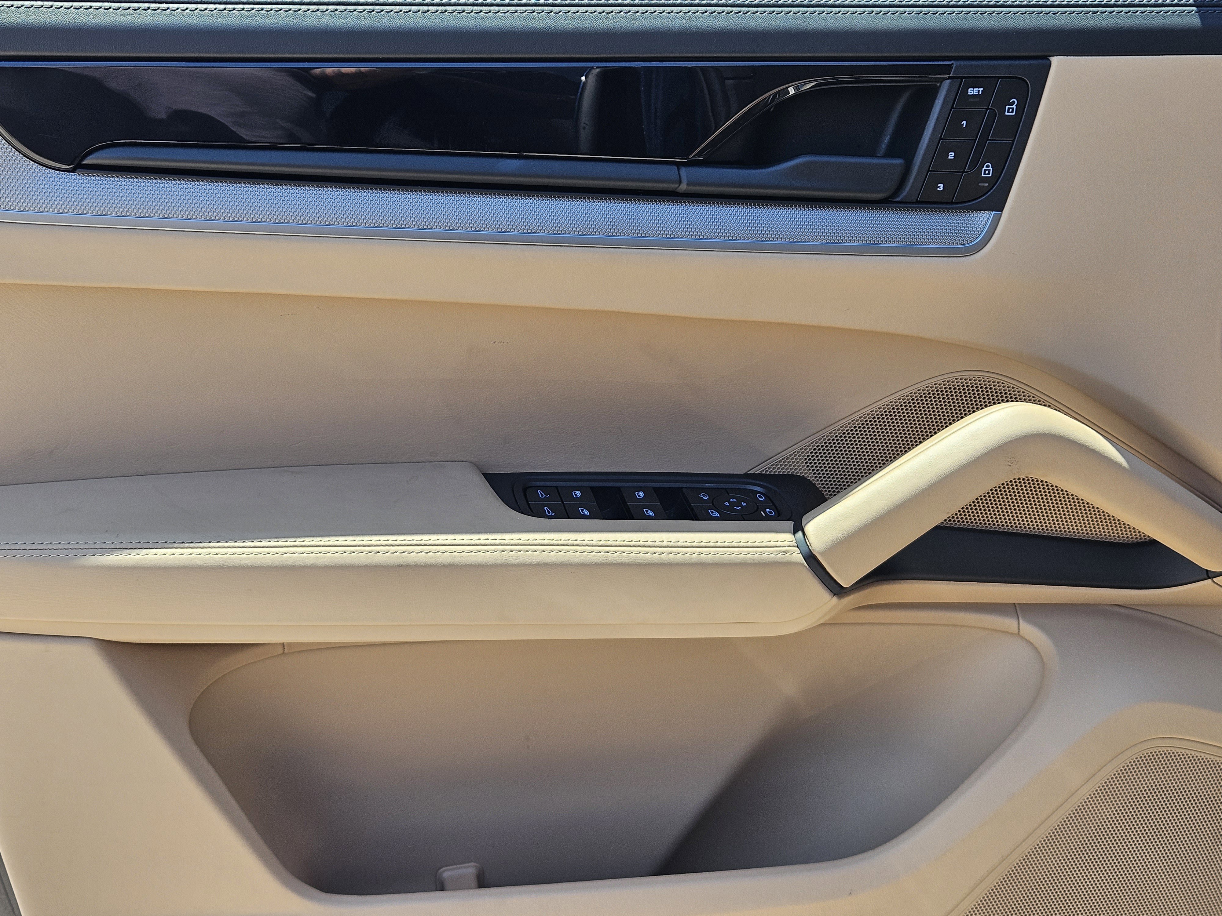 Certified 2025 Porsche Cayenne AWD/4WD image 22