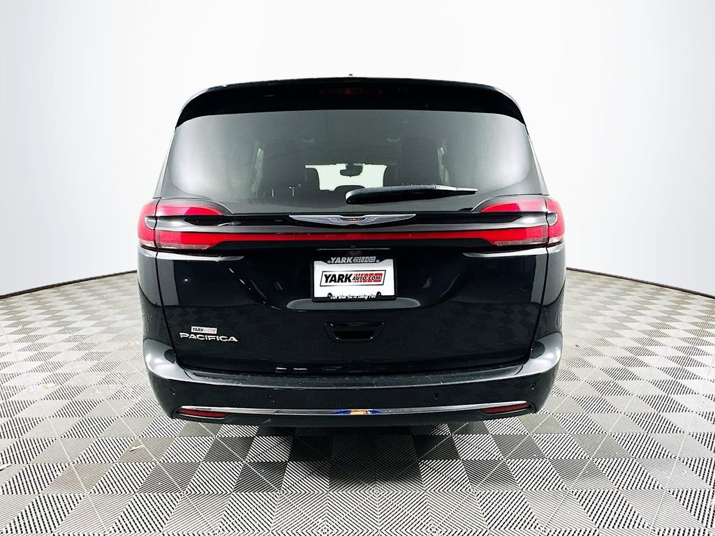 Certified 2023 Chrysler Pacifica Touring-L image 9