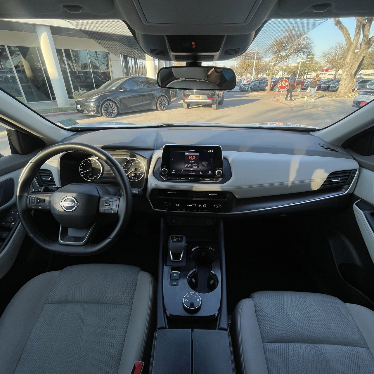 Used 2025 Nissan Rogue SV image 10