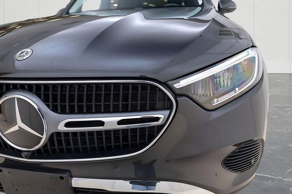 Used 2025 Mercedes-Benz GLC 350e 4MATIC w/ Driver Assistance Package image 17