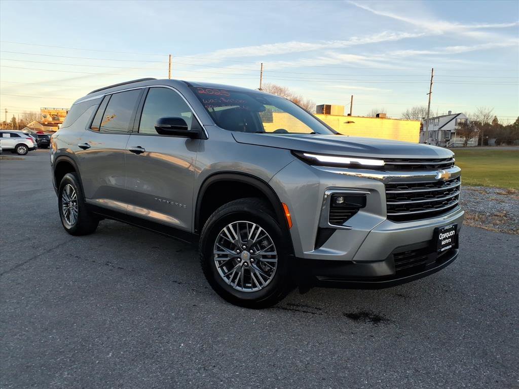 Used 2025 Chevrolet Traverse LT