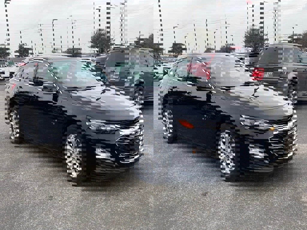 Used 2025 Chevrolet Malibu LT image 3
