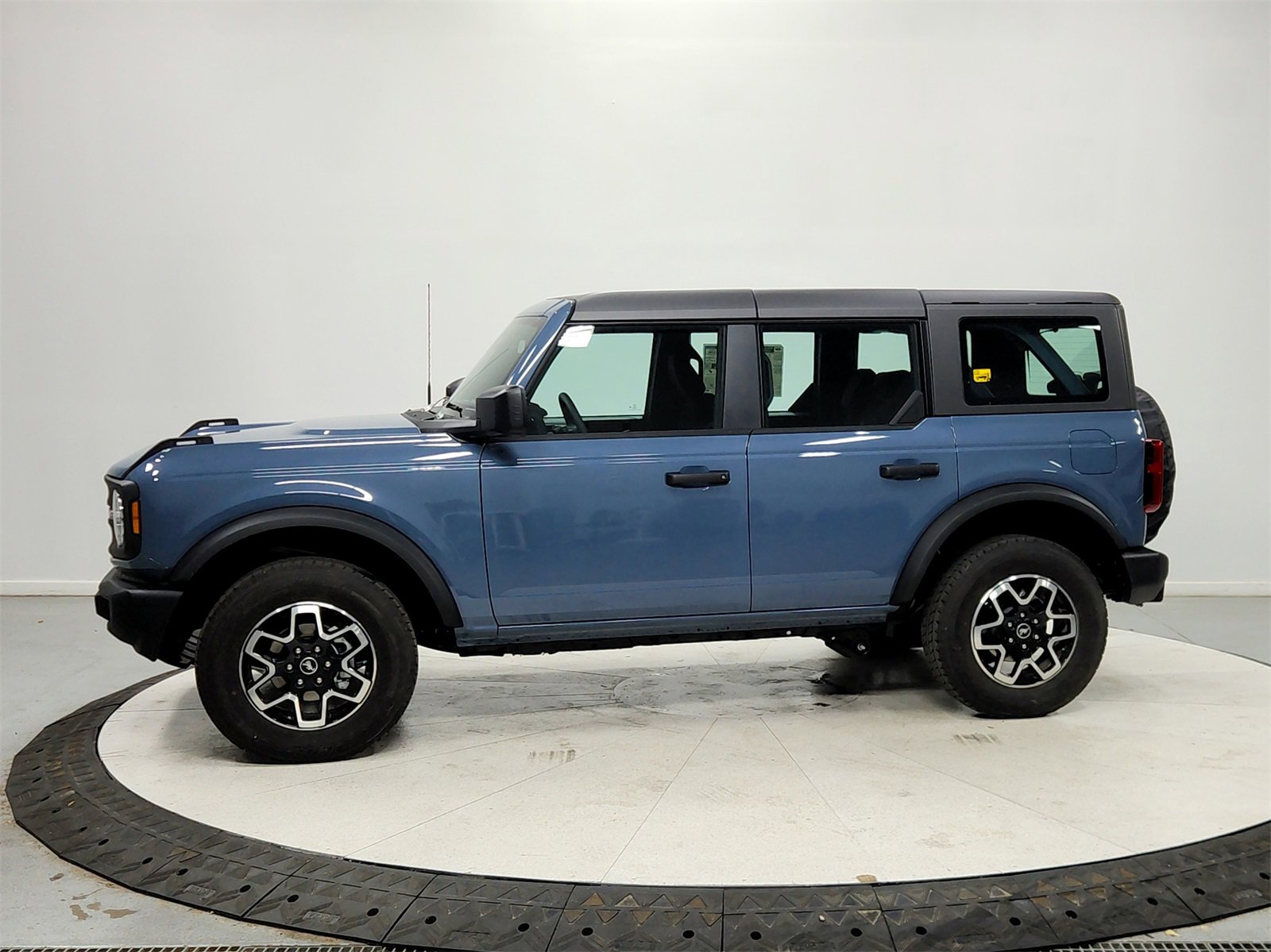 New 2025 Ford Bronco 4-Door image 4