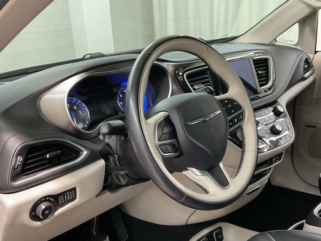 Used 2018 Chrysler Pacifica Limited w/ Tire & Wheel Group image 17