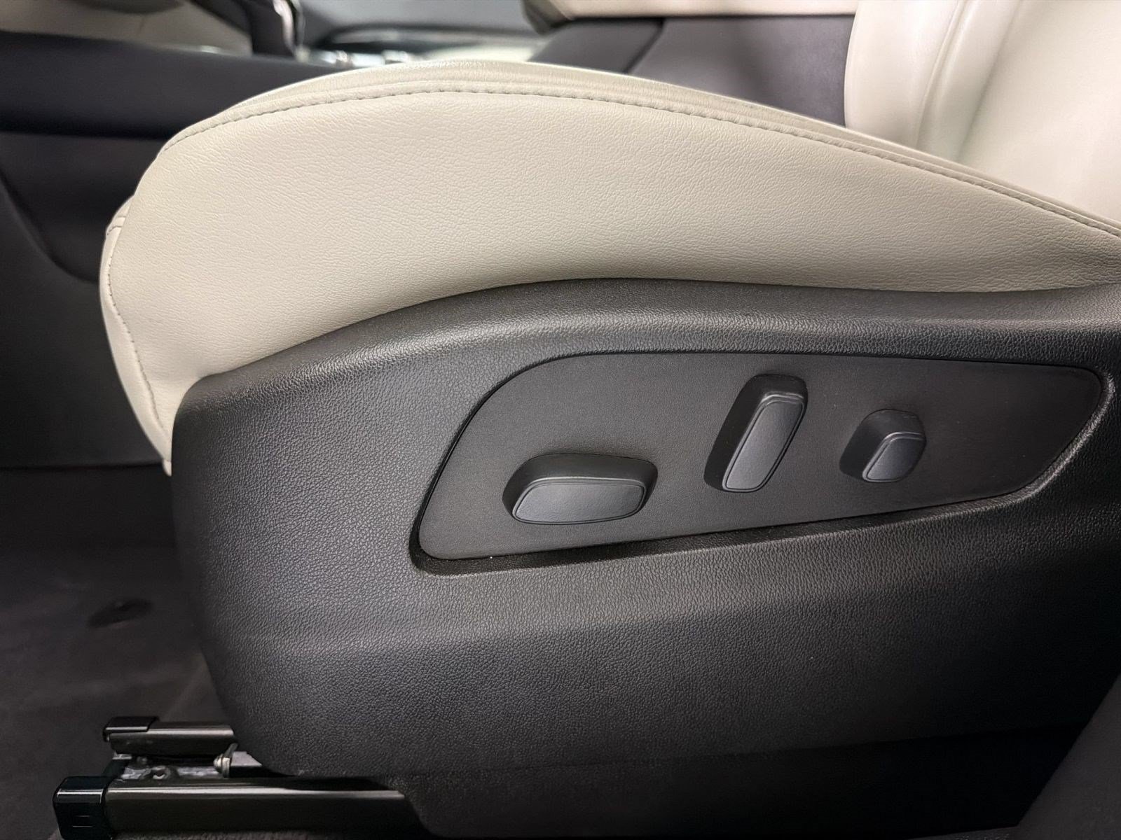 Used 2023 Cadillac XT4 Premium Luxury w/ Cold Weather Package FWD image 14