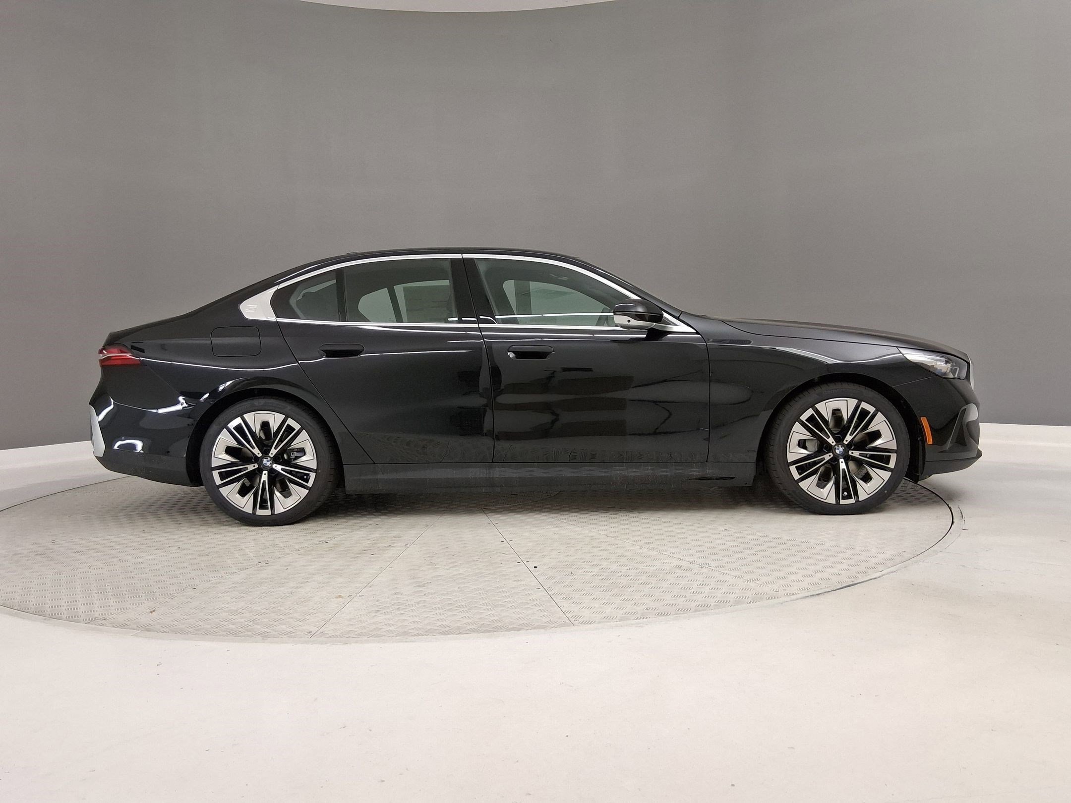 New 2026 BMW i5 eDrive40 w/ Convenience Package RWD image 6