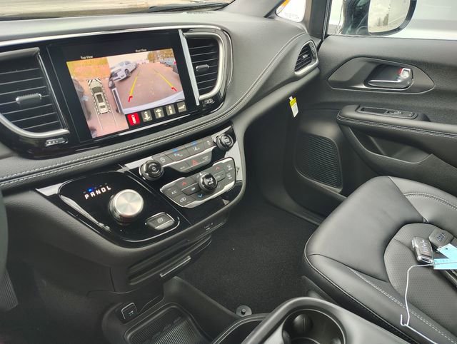 New 2026 Chrysler Pacifica Select FWD image 26