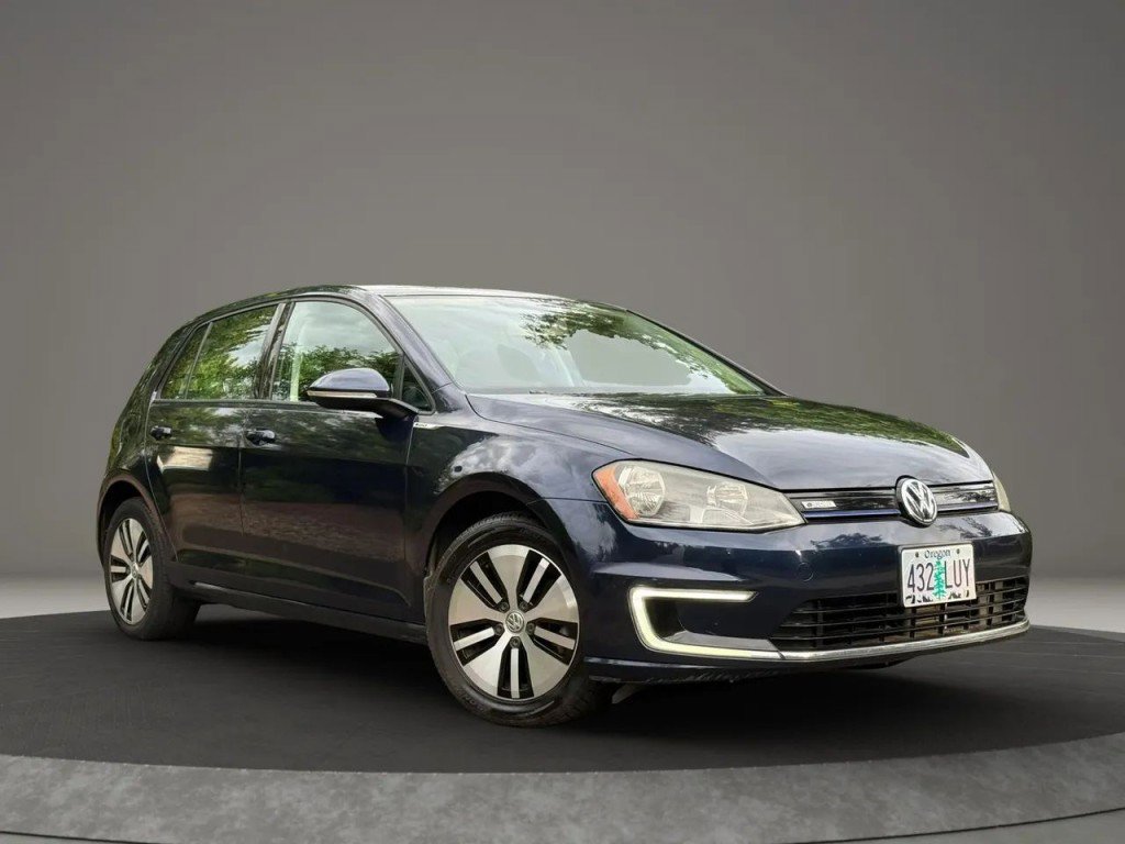 Used 2016 Volkswagen e-Golf SE FWD image 4