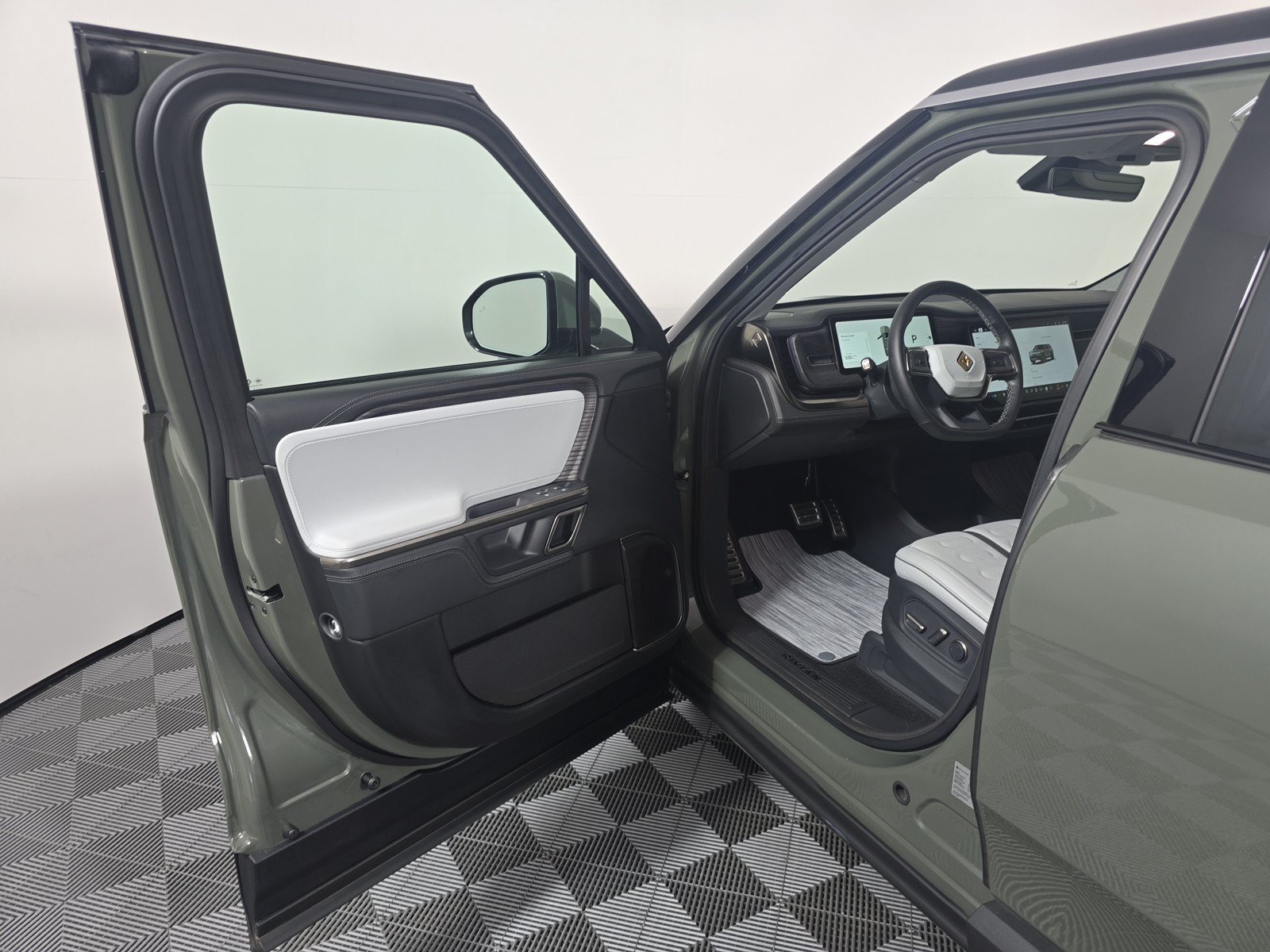 Used 2023 Rivian R1S Launch Edition AWD/4WD image 16