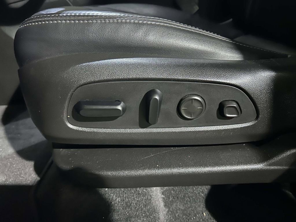 Used 2021 Buick Enclave Avenir w/ Avenir Technology Package image 22