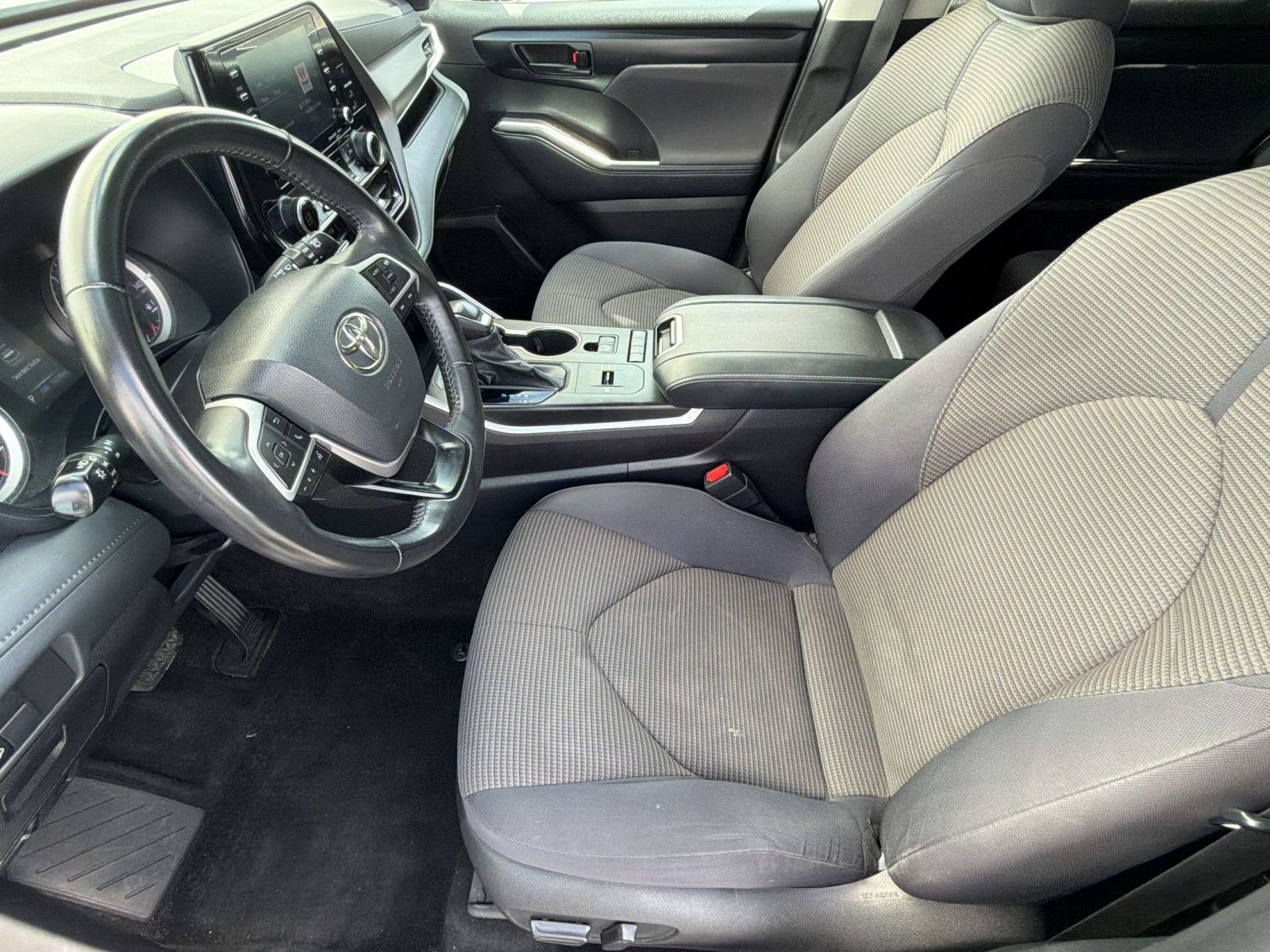 Used 2022 Toyota Highlander LE FWD image 5