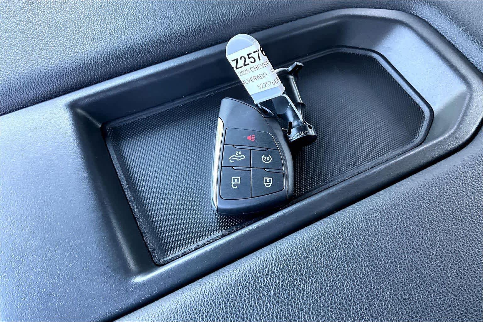 Used 2025 Chevrolet Silverado 1500 Custom image 14