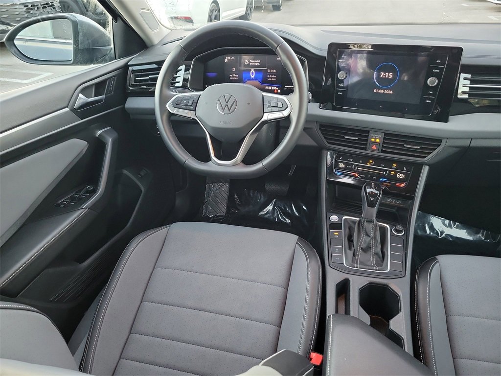 Used 2025 Volkswagen Jetta SE w/ Black Wheel Package image 10