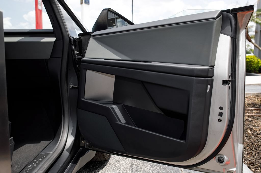 Used 2025 Tesla Cybertruck AWD Crew Cab image 13