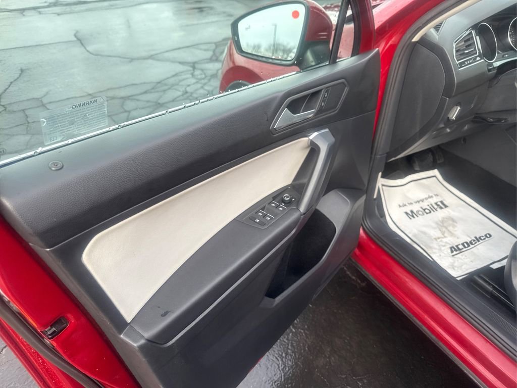 Used 2019 Volkswagen Tiguan SE w/ Panoramic Sunroof Package image 17