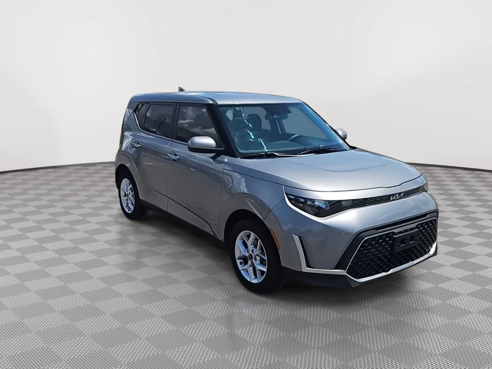 Used 2023 Kia Soul LX w/ Option Group 015 FWD image 2