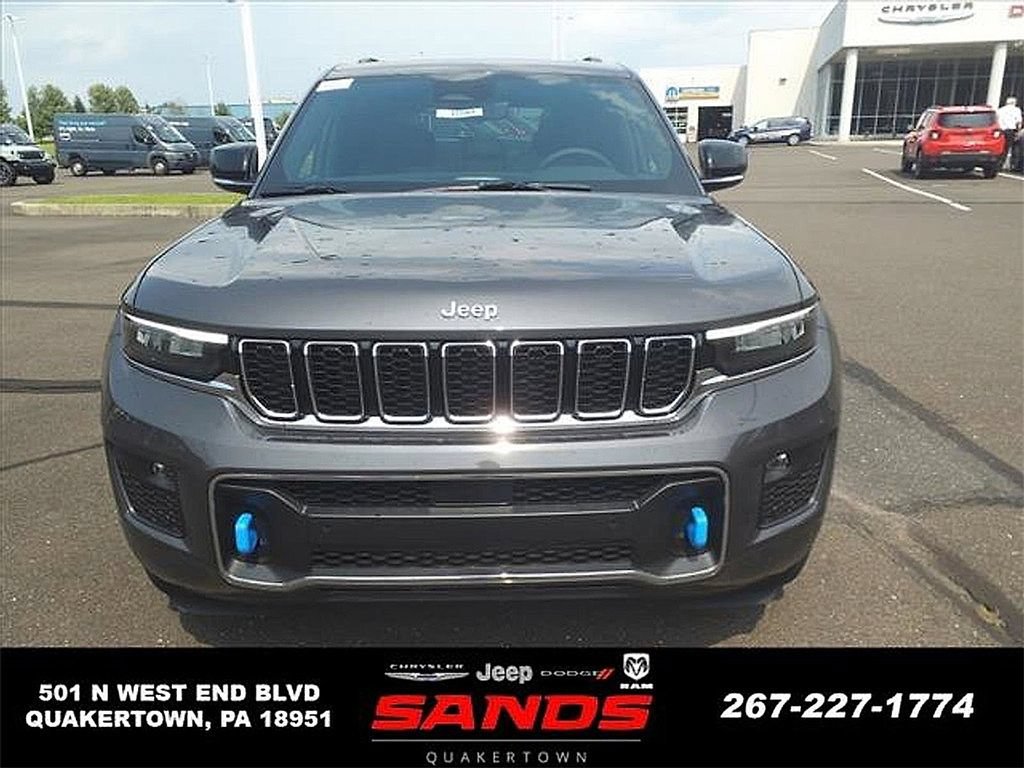 New 2023 Jeep Grand Cherokee Overland w/ Luxury Tech Group IV AWD/4WD image 9