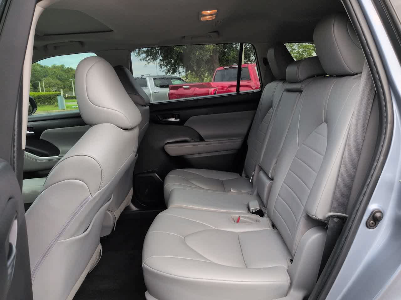 Used 2022 Toyota Highlander XLE FWD image 14
