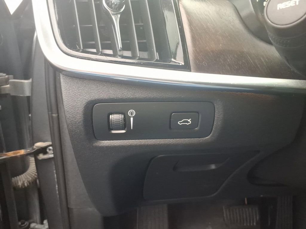 Used 2018 Volvo V90 T6 Cross Country w/ Convenience Package image 18