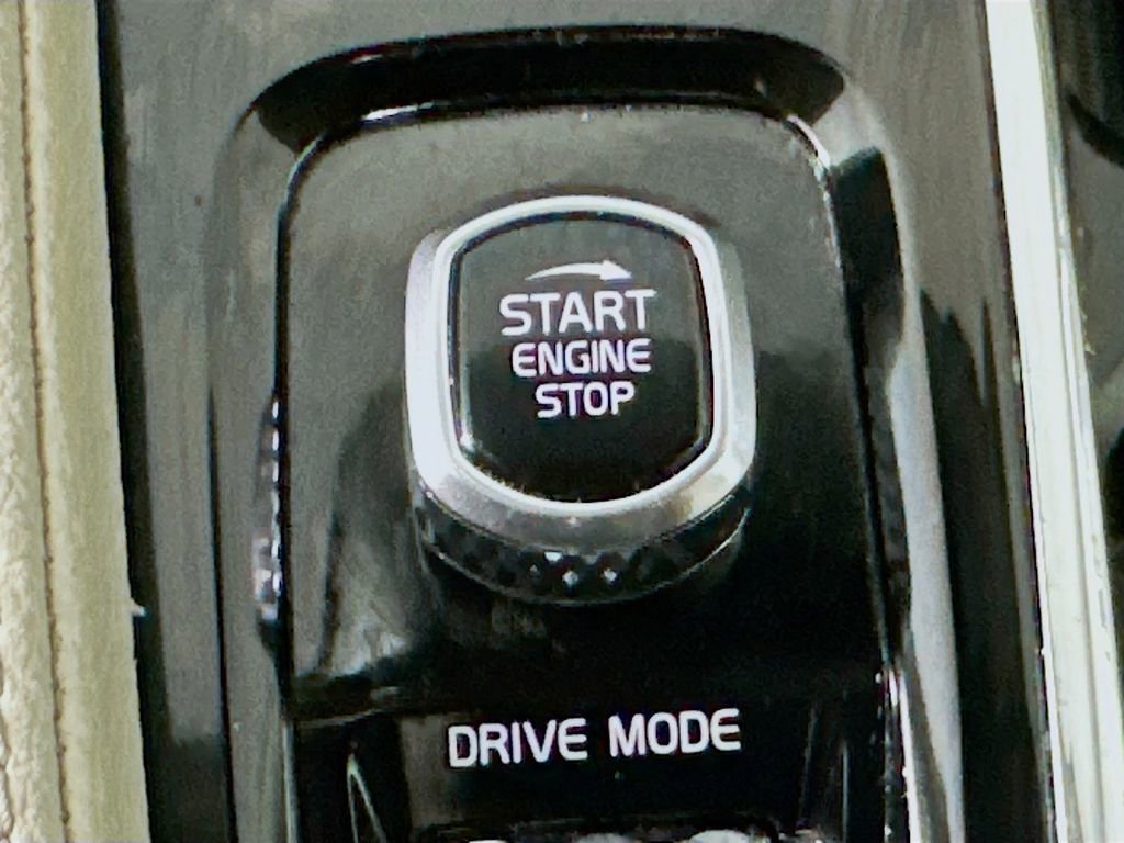 Used 2019 Volvo XC90 T6 Momentum w/ Advanced Package image 28