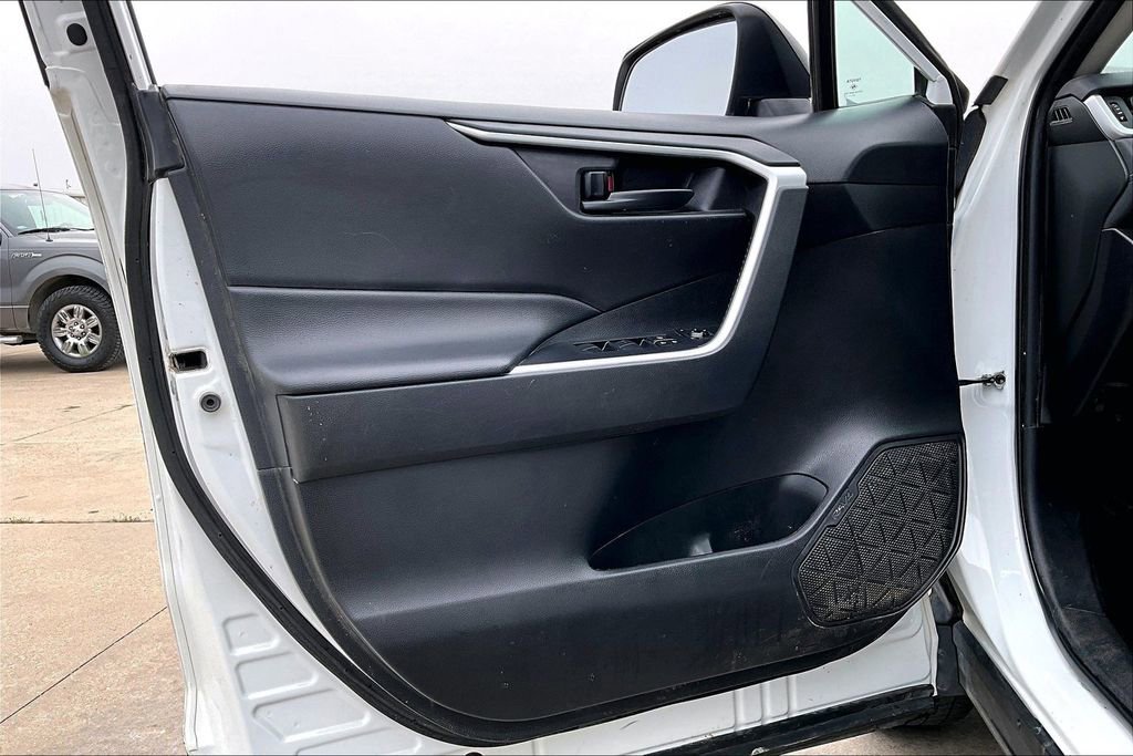 Used 2022 Toyota RAV4 LE image 20