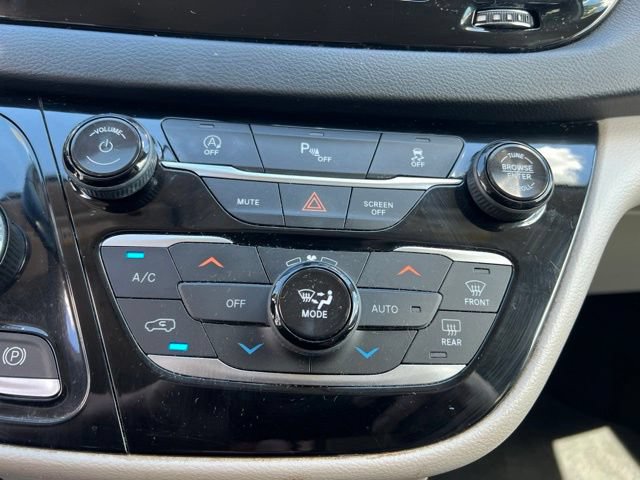 Used 2018 Chrysler Pacifica Touring-L FWD image 22