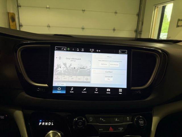 Used 2023 Chrysler Pacifica Touring-L image 18