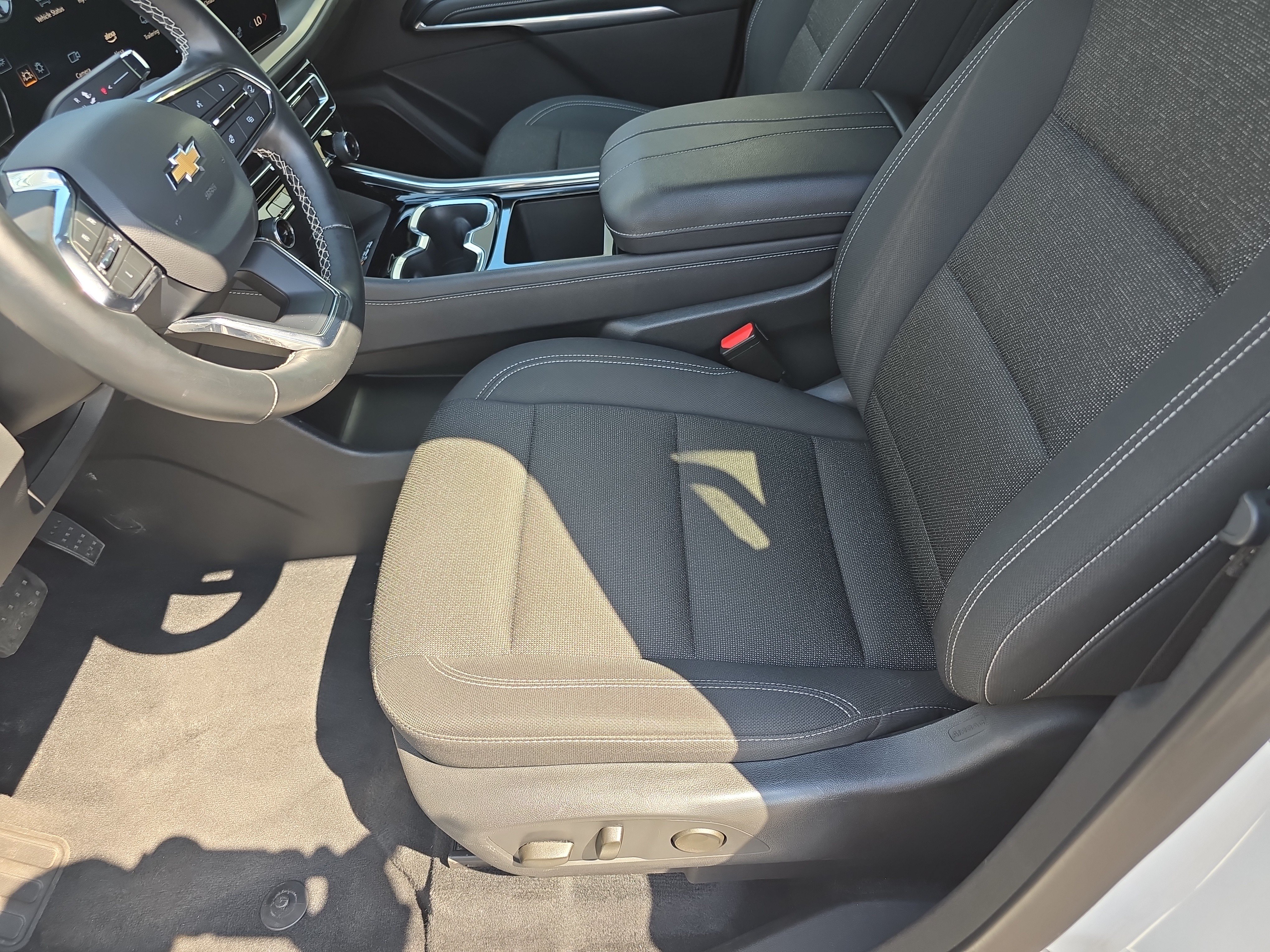 Used 2025 Chevrolet Traverse LT FWD image 21