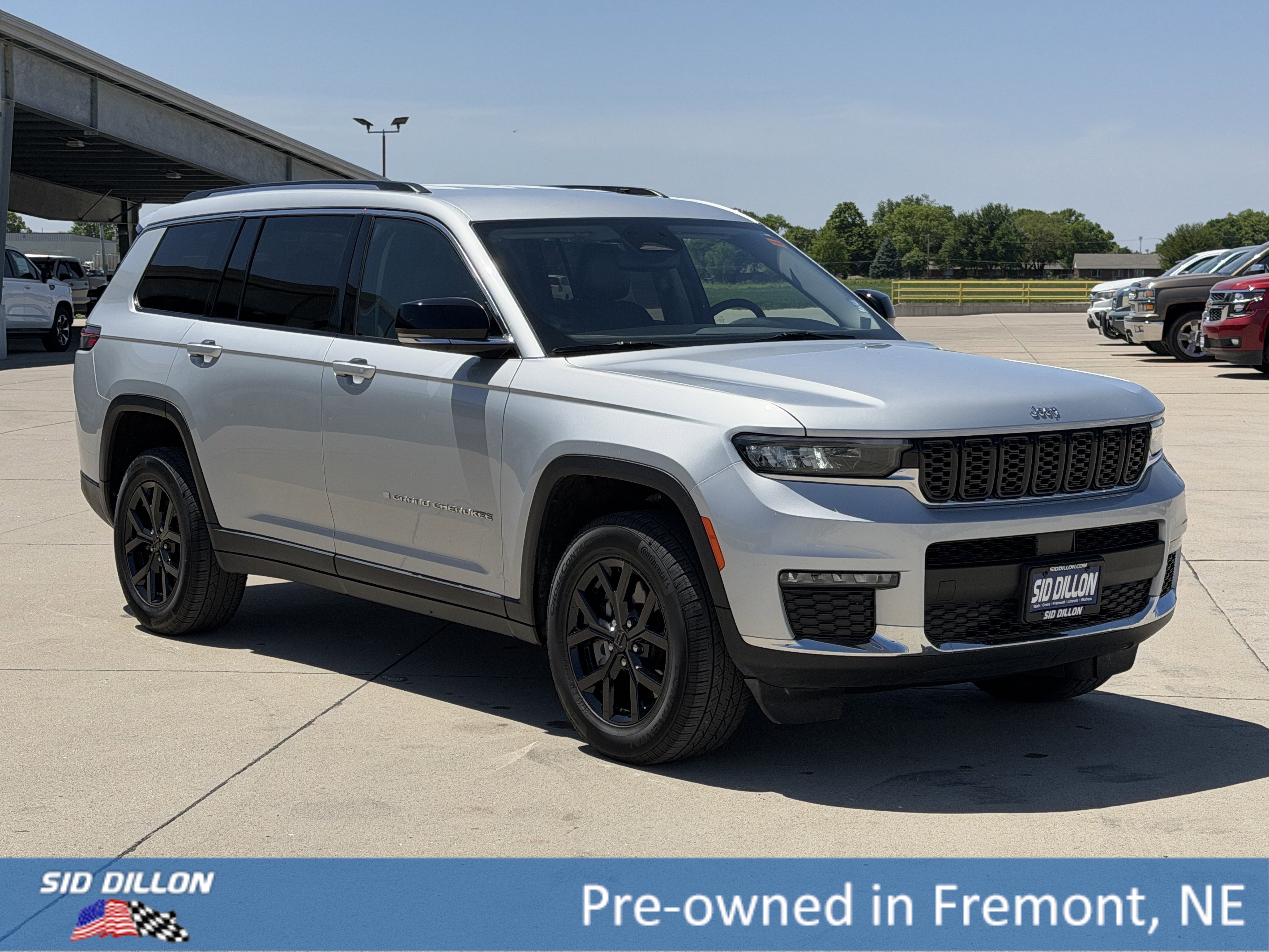 Used 2023 Jeep Grand Cherokee L Limited AWD/4WD image 2